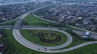 Foto udara sejumlah kendaraan melaju di Jalan Tol Trans Jawa Ruas Jatingaleh-Krapyak, Semarang, Jawa Tengah, Minggu (6/4/2025).