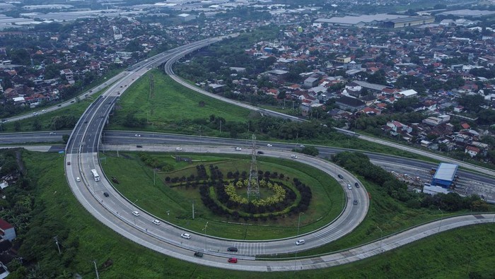Foto udara sejumlah kendaraan melaju di Jalan Tol Trans Jawa Ruas Jatingaleh-Krapyak, Semarang, Jawa Tengah, Minggu (6/4/2025). PT Jasamarga Transjawa Tol (JTT) bersama Ditlantas Polda Jawa Tengah pada H+3 hingga H+5 Lebaran 1445 Hijriah mulai menerapkan skema satu arah atau one way lokal secara situasional dari KM 425 Jalan Tol Semarang seksi A, B, dan C menuju KM 414 Gerbang Tol (GT) Kalikangkung Semarang-Batang sebagai upaya normalisasi arus balik menuju ke arah Jakarta yang semakin meningkat dengan rata-rata 3.000 kendaraan per jam melintas. ANTARA FOTO/Makna Zaezar/nz