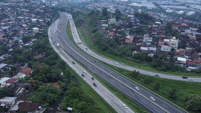 Foto udara sejumlah kendaraan melaju di Jalan Tol Trans Jawa Ruas Jatingaleh-Krapyak, Semarang, Jawa Tengah, Minggu (6/4/2025). PT Jasamarga Transjawa Tol (JTT) bersama Ditlantas Polda Jawa Tengah pada H+3 hingga H+5 Lebaran 1445 Hijriah mulai menerapkan skema satu arah atau one way lokal secara situasional dari KM 425 Jalan Tol Semarang seksi A, B, dan C menuju KM 414 Gerbang Tol (GT) Kalikangkung Semarang-Batang sebagai upaya normalisasi arus balik menuju ke arah Jakarta yang semakin meningkat dengan rata-rata 3.000 kendaraan per jam melintas. ANTARA FOTO/Makna Zaezar/nz