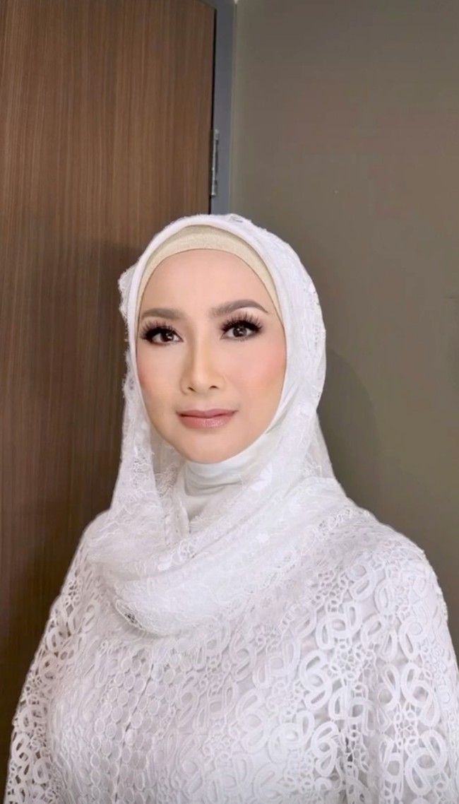 Vivi tidak memberikan keterangan untuk acara apa Desy Ratnasari dirias glamour. Penampilan serba putih artis yang jadi anggota DPR ini pun membuat netizen penasaran. “Mau nikah ya teh@desyratnasari,” tanya netizen. “Mau nikah kah dg ruben,” tulis netizen lainnya. Foto: Dok. Instagram Vivi Thalib