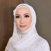 Vivi tidak memberikan keterangan untuk acara apa Desy Ratnasari dirias glamour. Penampilan serba putih artis yang jadi anggota DPR ini pun membuat netizen penasaran. “Mau nikah ya teh@desyratnasari,” tanya netizen. “Mau nikah kah dg ruben,” tulis netizen lainnya. Foto: Dok. Instagram Vivi Thalib