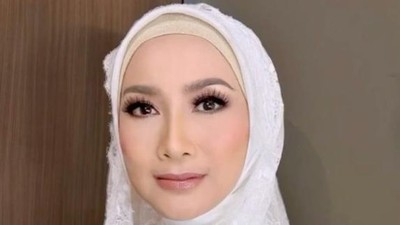 6 Foto Desy Ratnasari Pakai Hijab Putih, Cantiknya Dikira Mau Menikah