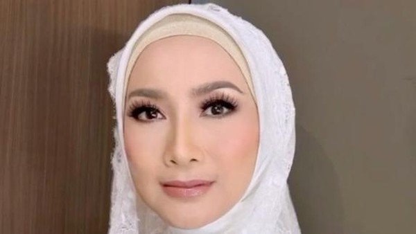 6 Foto Desy Ratnasari Pakai Hijab Putih, Cantiknya Dikira Mau Menikah