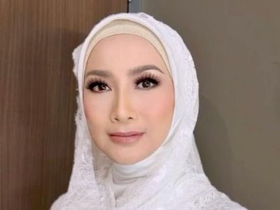 6 Foto Desy Ratnasari Pakai Hijab Putih, Cantiknya Dikira Mau Menikah