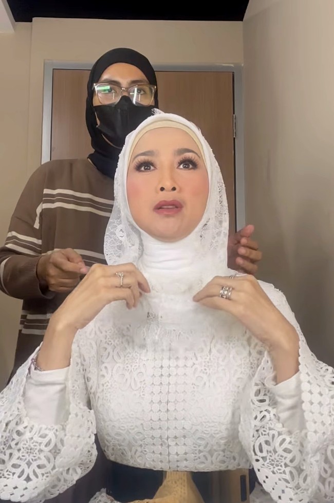 Penampilan Desy Ratnasari mengenakan hijab dan busana putih ini diunggah oleh makeup artist Vivi Thalib. Vivi merupakan MUA yang sudah sering merias Desy untuk berbagai acara. Foto: Dok. Instagram Vivi Thalib