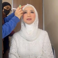 “Bismillaahirrahmaannirrohiim. Makeup Teh @desyratnasariterdepan. hijab @dini_azzahra89 #makeupbyvivithalib,” demikian Vivi Thalib menuliskan keterangan pada unggahan videonya, Sabtu (5/4/2024). Foto: Dok. Instagram Vivi Thalib
