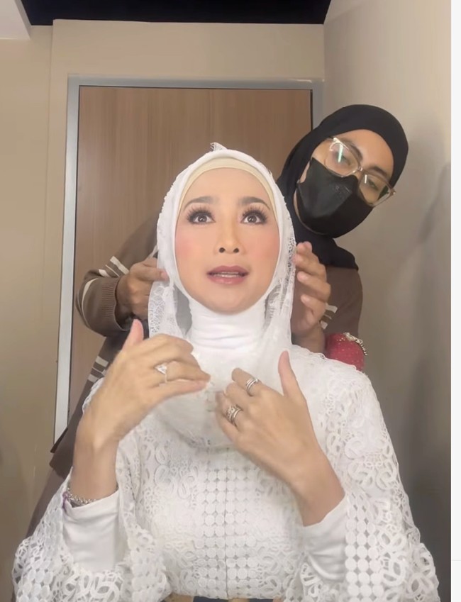 Dalam video tersebut, Desy Ratnasari dirias dengan makeup soft glamour oleh Vivi Thalib. Untuk hijabnya yang merupakan hasil karya hijab stylist, Dini Azzahra, Desy tampil dengan ciput ninja yang menutup leher dan dipadukan dengan kerudung lace. Foto: Dok. Instagram Vivi Thalib