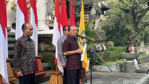 Gubernur Bali Wayan Koster saat konferensi pers di Jayasabha, Minggu (6/4/2025).
