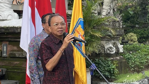 Gubernur Bali Wayan Koster saat konferensi pers di rumah dinasnya, Minggu (6/4/2025).