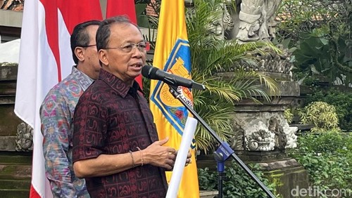Gubernur Bali Wayan Koster saat konferensi pers di Rumah Jabatannya, Minggu (6/4/2025).
