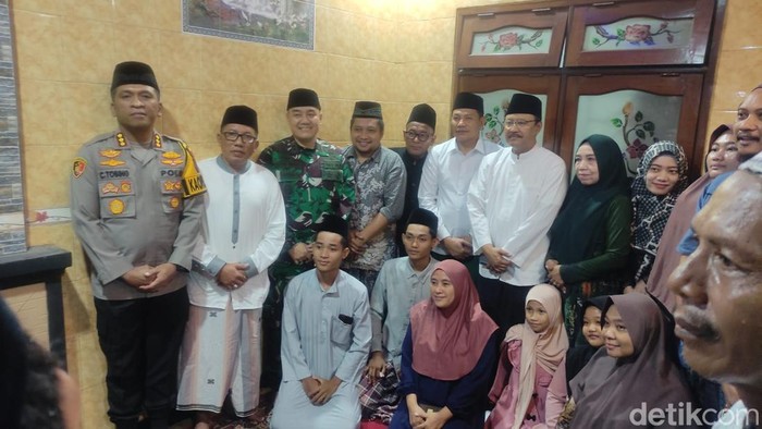 Gus Ipul menyerahkan santunan ke keluarga korban longsor Pacet-Cangar