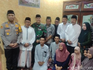 Mensos Gus Ipul Serahkan Santunan Korban Longsor Jalur Pacet-Cangar