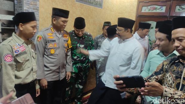 Gus Ipul menyerahkan santunan ke keluarga korban longsor Pacet-Cangar