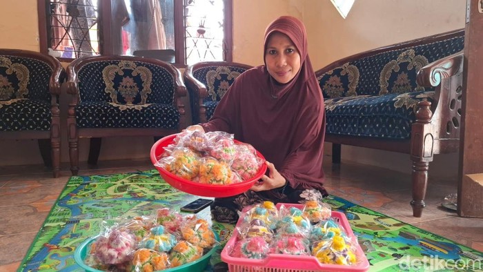 Ikhtilafah, pembuat jajanan tradisional di Lamongan dengan kue produksinya