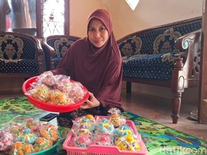 Melihat Dapur Aidah, Pembuat Jajanan Pasar yang Laris Manis Saat Lebaran