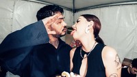 Onad memang senang membagi momen bahagia bersama istrinya di Instagram. Salah satunya ini ketika ia memberi kejutan kue dengan topping stroberi ke istrinya yang berulang tahun. Foto: Instagram @onadioleonardo_official