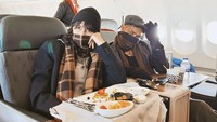 Pemain film ini juga sempat menunjukkan momen ketika ia dan istrinya berangkat naik pesawat ke Amsterdam. Pasangan tersebut duduk di kelas bisnis dan mendapat jamuan makan komplet hingga kopi. Foto: Instagram @onadioleonardo_official