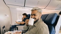 Liburan ke Kamboja, pria 35 tahun itu tidak lupa memamerkan momen bahagianya. Dimulai dari Onad yang menikmati sarapan nikmat di pesawat menuju Kamboja. Foto: Instagram @onadioleonardo_official