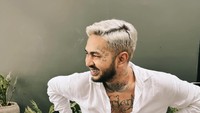 Dalam rangka liburan singkat bersama sang istri, pria yang segera menjadi bapak anak dua itu nongkrong di kafe untuk menikmati segelas kopi. Foto: Instagram @onadioleonardo_official