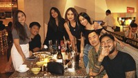 Ia, istri, dan teman-temannya juga pernah hang out untuk makan dan minum-minum di sebuah restoran. Foto: Instagram @onadioleonardo_official