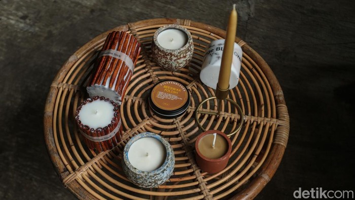 Jakarta Candle diketahui telah memproduksi lilin sejak tahun 2011,. Yulianah bersama sang suami Dhanu terus sibuk mencari cara agar lilin produksinya dapat menembus pasar luas.