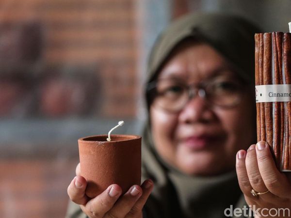 Intip Rumah Produksi Lilin di Bojonggede