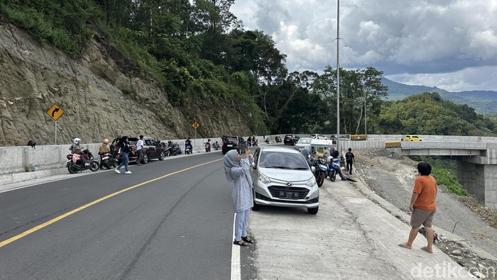 Jalan Layang di Poros Maros-Bone tepatnya wilayah Tompo Ladang, Kabupaten Maros jadi destinasi wisata dadakan.