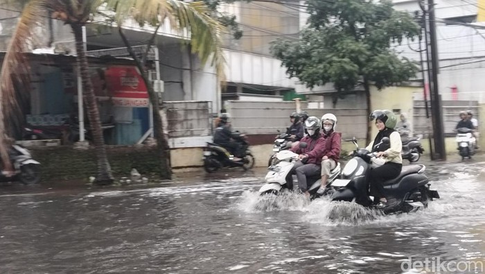 Jalanan Bandung tergenang banjir.
