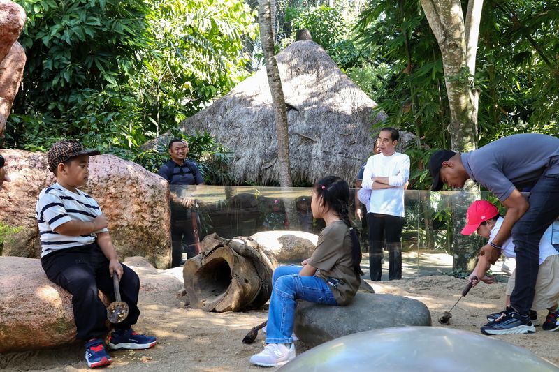 Tiga cucu Jokowi, Al Nahyan (kiri), Sedah Mirah, dan Al Saud di Bali Zoo, Gianyar, Sabtu (5/4/2025).
