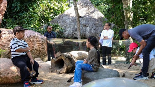 Tiga cucu Jokowi, Al Nahyan (kiri), Sedah Mirah, dan Al Saud di Bali Zoo, Gianyar, Sabtu (5/4/2025).