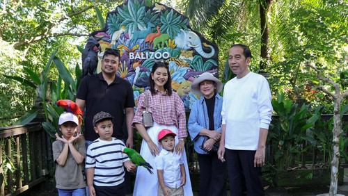 Presiden ke-7 RI Joko Widodo liburan ke Bali Zoo bersama Iriana, Kahiyang Ayu, Bobby Nasution, dan cucu-cucunya.