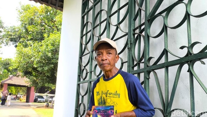 Juha saat sedang berjualan buku di pintu masuk Keraton Kasepuhan Cirebon