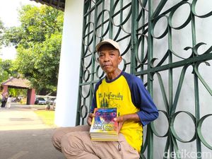 Kisah Juha dan Semangat Menularkan Minat Baca di Usia Senja