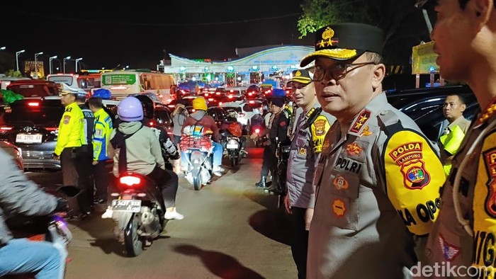 Kapolda Lampung, Irjen Helmy Santika memantau arus balik di Pelabuhan Bakauheni