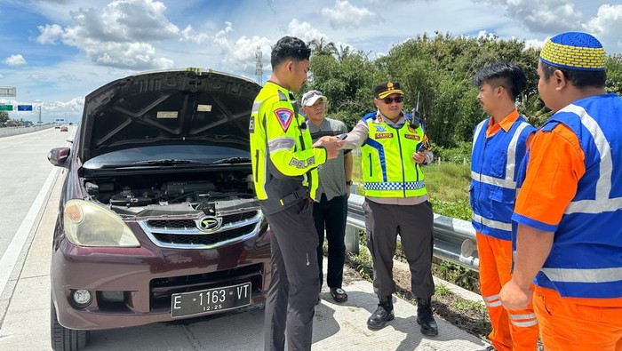 Kapolres Klaten Bantu Pemudik yang Mobilnya Mogok di Tol, Antar Penumpang ke Pos Pengamanan.