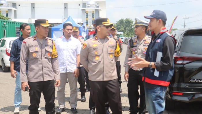 Kapolres Probolinggo Kota AKBP Oki Ahadian Purwono mengecek rest area Tol Paspro