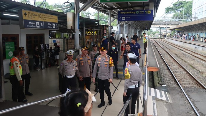 Kapolres Tangsel AKBP Victor Inkiriwang mengecek stasiun hingga terminal bus memastikan arus balik lancar.