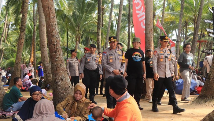 Kapolres Tuban, AKBP Oskar Syamsuddin mengecek langsung tempat wisata selama libur lebaran