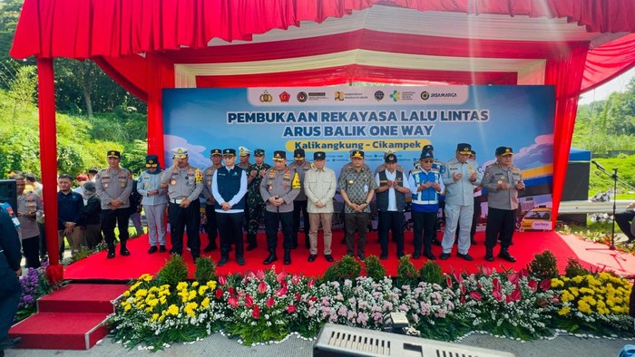 Kapolri Jenderal Listyo Sigit Prabowo memimpin langsung flag off atau pelepasan one way nasional ari Km 414 Gerbang Tol Kalikangkung sampai Km 70 Gerbang tol Cikampek Utama.  (Dok istimewa).