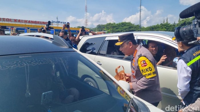 Kapolri sapa pemudik saat flag off one way nasional Tol Kalikangkung-Cikampek. (Taufiq/detikcom)