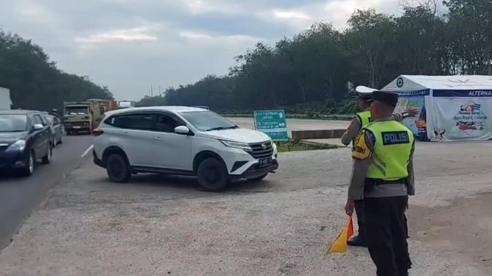 Kendaraan masuk ke pintu Tol Musi Landas