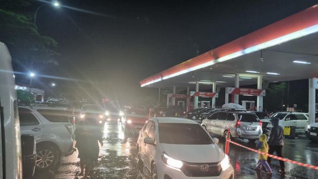 Kepadatan kendaraan di Tol Cipali Km 166 pada arus balik malam ini