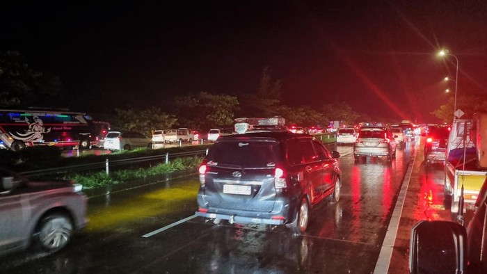 Kepadatan kendaraan di Tol Cipali Km 166 pada arus balik malam ini