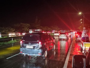 One Way Diberlakukan, Lalin Kendaraan di Tol Cipali Km 166 Padat Malam Ini