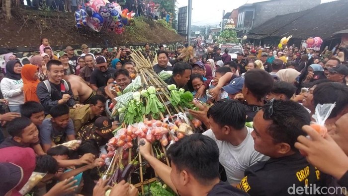 Warga berebut gunungan saat Kirab Nyi Pandansari