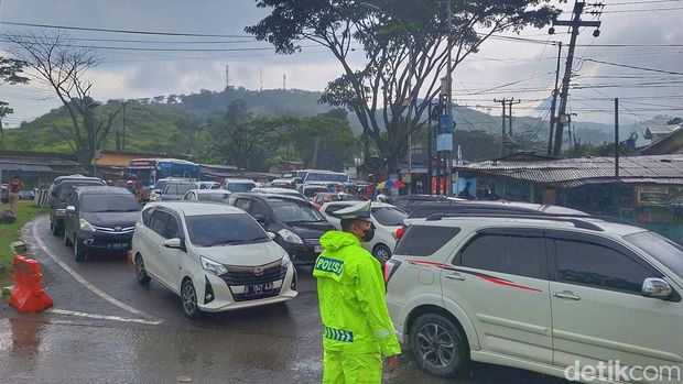 Kondisi arus lalu lintas di Jalan Raya Lingkar Barat Nagreg, Kabupaten Bandung, Minggu (6/4/2025).