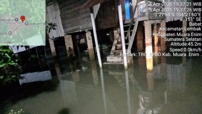 Kondisi banjir di Muara Enim akibat luapan Sungai Manau.