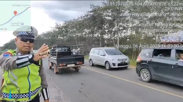 Kondisi lalu lintas di Jalintim Palembang-Jambi terpantau padat.
