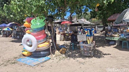 Sejumlah lapak pedaganng dan penyewaan ban serta pelampung di Pantai Sanur.