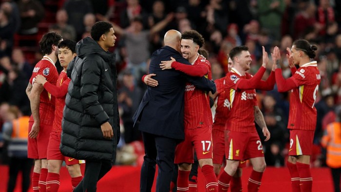 Soccer Football - Premier League - Liverpool v Everton - Anfield, Liverpool, Britain - April 2, 2025 Liverpool manager Arne Slot and Curtis Jones celebrate after the match REUTERS/Phil Noble EDITORIAL USE ONLY. NO USE WITH UNAUTHORIZED AUDIO, VIDEO, DATA, FIXTURE LISTS, CLUB/LEAGUE LOGOS OR LIVE SERVICES. ONLINE IN-MATCH USE LIMITED TO 120 IMAGES, NO VIDEO EMULATION. NO USE IN BETTING, GAMES OR SINGLE CLUB/LEAGUE/PLAYER PUBLICATIONS. PLEASE CONTACT YOUR ACCOUNT REPRESENTATIVE FOR FURTHER DETAILS..